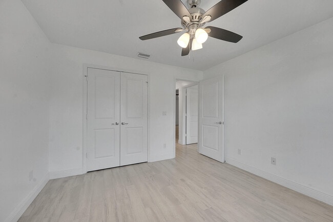 Building Photo - 226 SW Starfish Ave