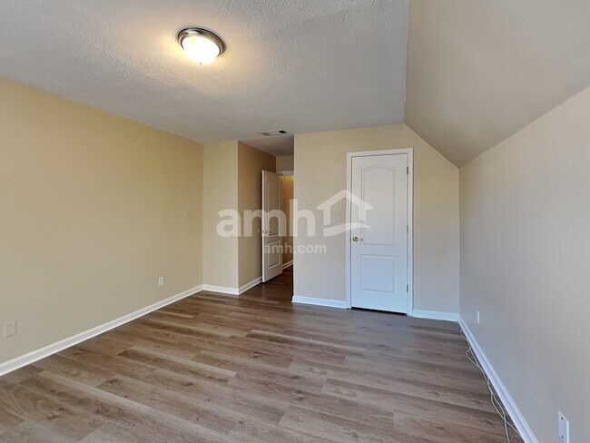 Building Photo - 285 Thornbush Ln