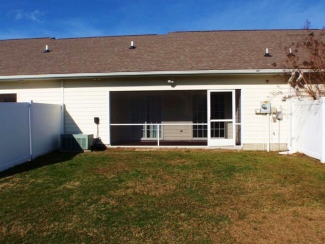 Building Photo - Spacious 2 bed 2 bath duplex, available soon!