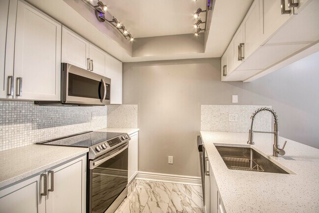 Building Photo - 619 Waterside Dr