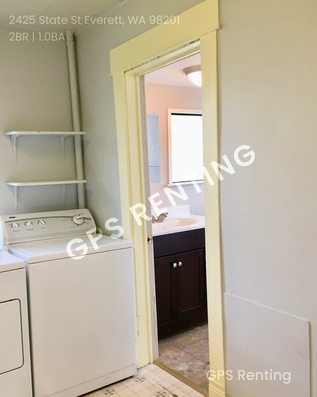 Building Photo - Classic 2 bedroom 1 bathroom bungalow!