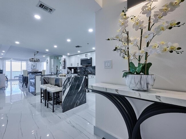 Building Photo - 5051 N Hwy A1A