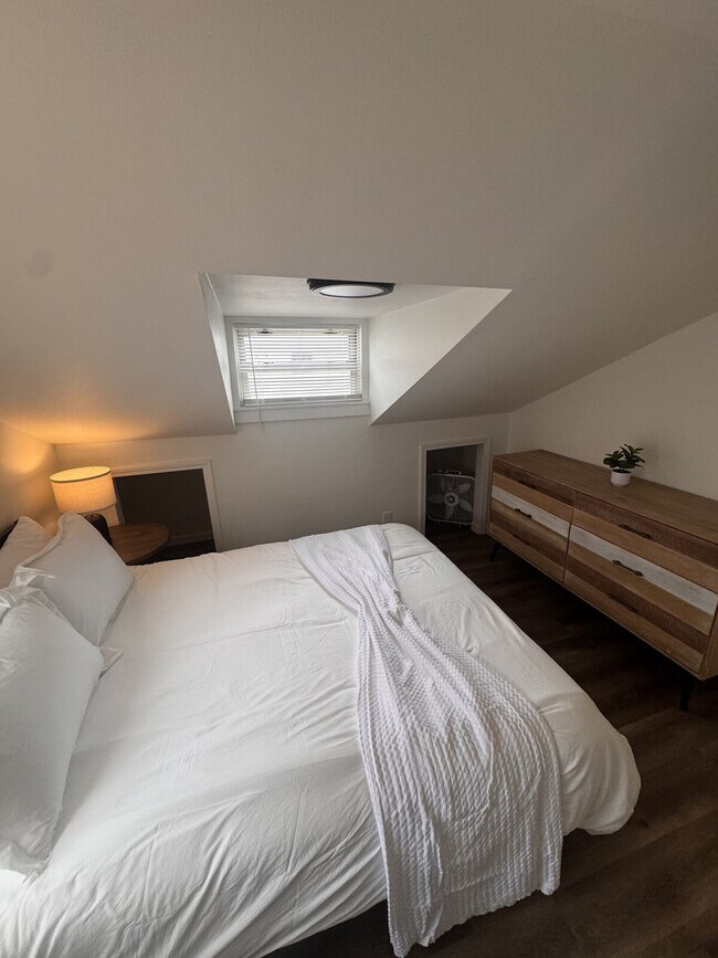 Building Photo - 6559 Hoffman Ave