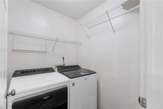 Building Photo - 13030 Carriage Park Ln