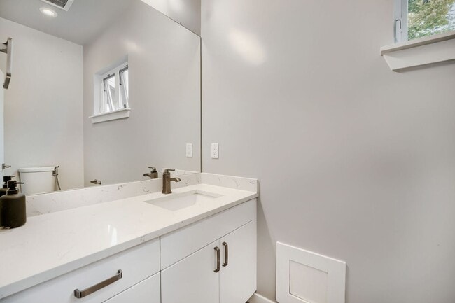 Building Photo - Beautiful 4bed/2.5bath Home in Desirable West Seattle Location!