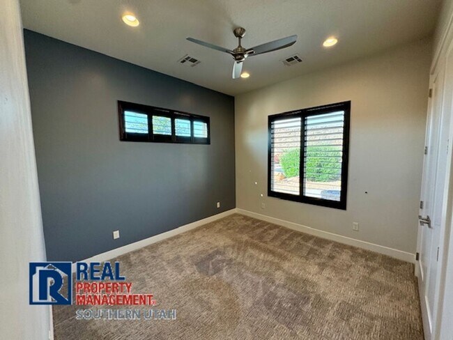 Building Photo - 4 Bedroom home on elevated Bloomington lot...