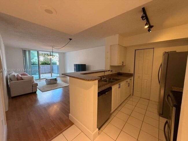 Building Photo - 1155 Brickell Bay Dr