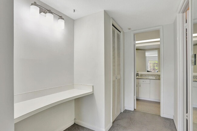 Building Photo - 2751 N Palm Aire Dr