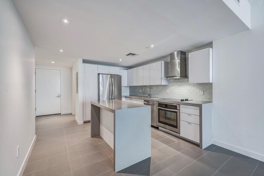 Building Photo - 1600 NE 1st Ave