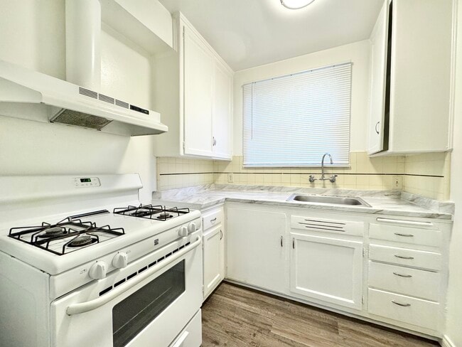 Building Photo - 131 1/2 Normandie Ave