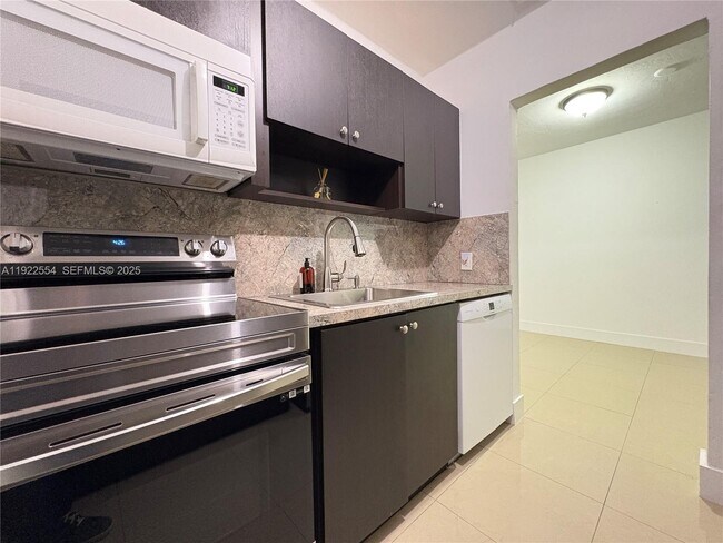 Building Photo - 527 SW 9th Ave