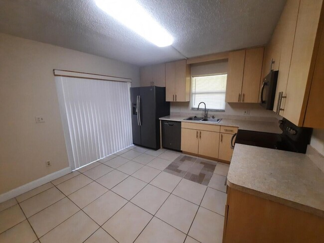 Building Photo - 1440 N Lawnwood Cir