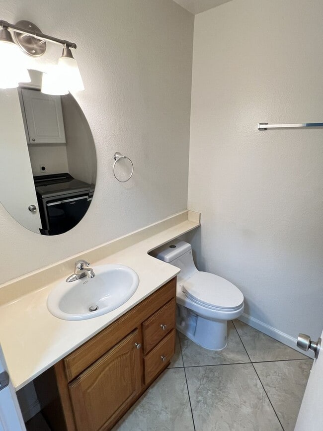 Building Photo - Fantastic 3 Bed 1.5 Bath End Unit Townhome in Orange!