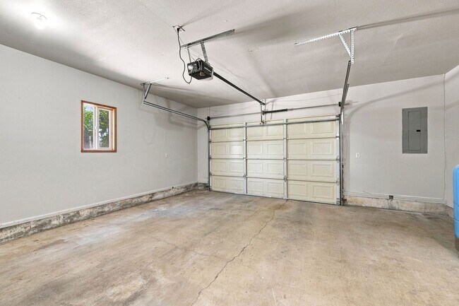 Building Photo - 39601 Santiam Bluffs Rd NE