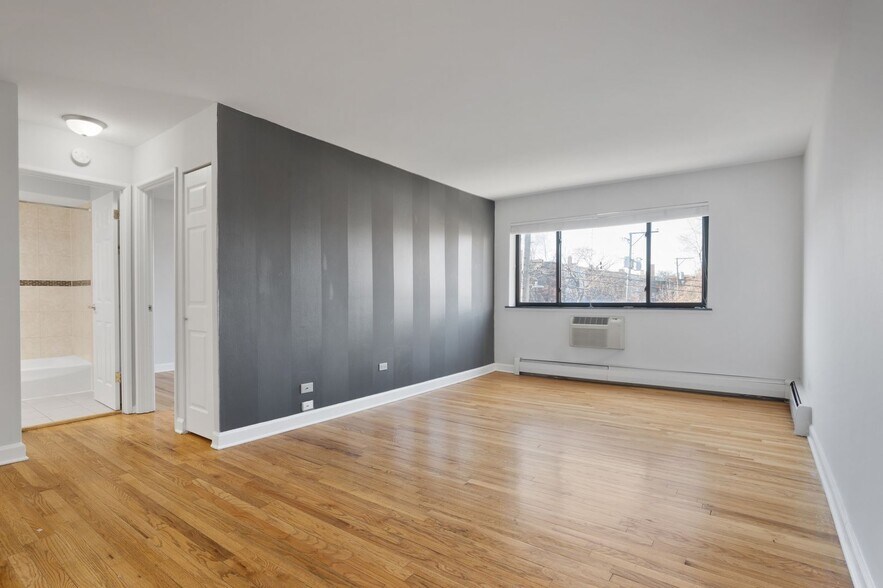 Building Photo - 6755 N Sheridan Rd