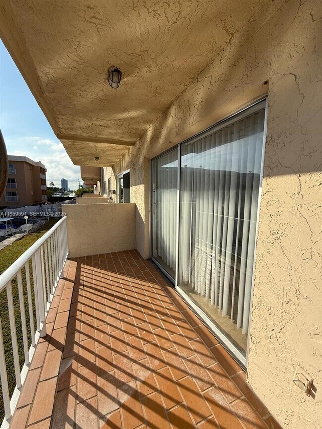 Building Photo - 3522 NE 171 St