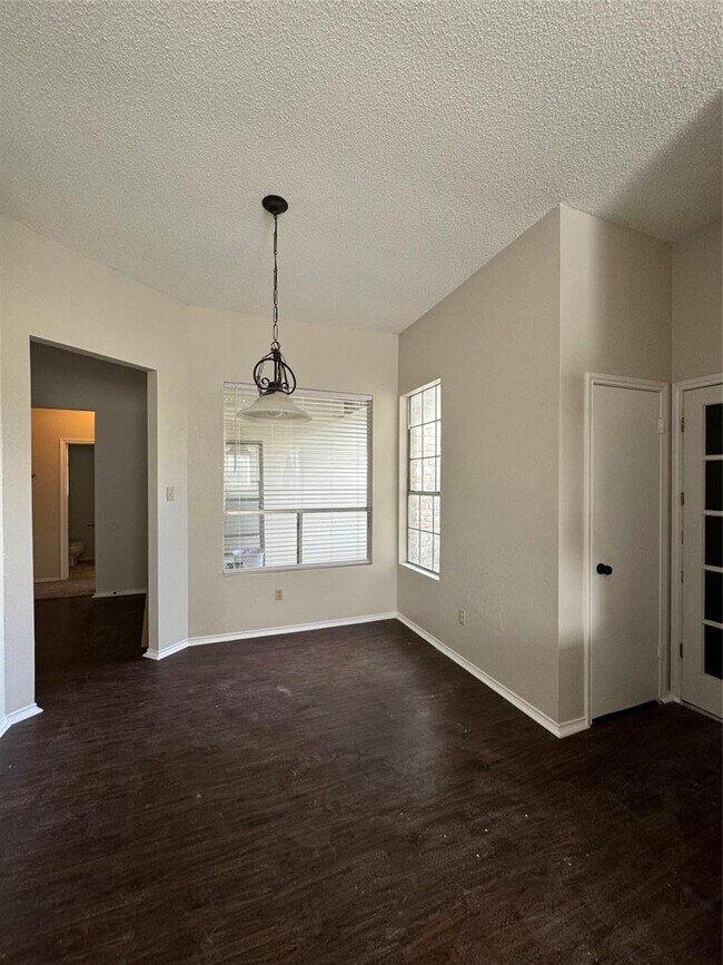 Building Photo - 2111 Castle View Dr