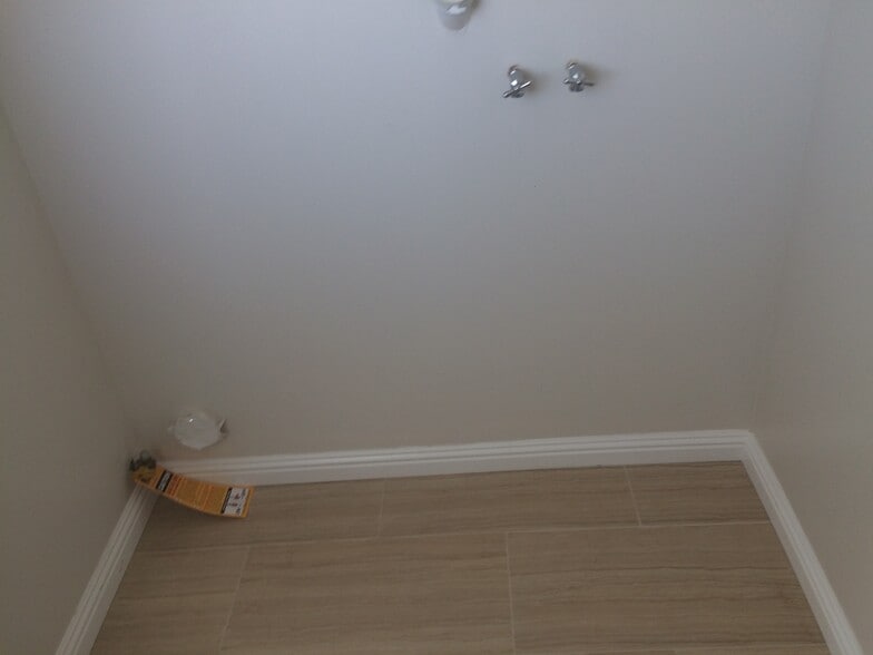 Building Photo - 628 W 84th St