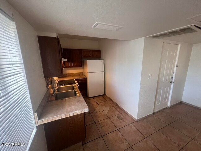 Building Photo - 526 S Mesa Dr