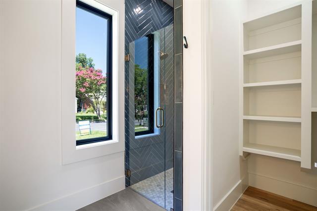 Building Photo - 5836 Kenwood Ave