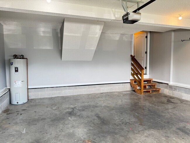 Building Photo - Almost 2000 sq.ft! Super Nice & Clean! 3 B...