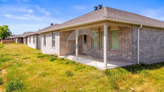 Building Photo - 110 E Sunbelt Ct