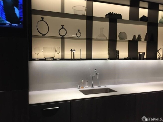 Building Photo - 318 Main St