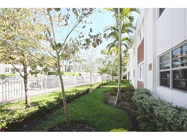 Building Photo - Beautiful garden unit with 1bed/1bath in t...