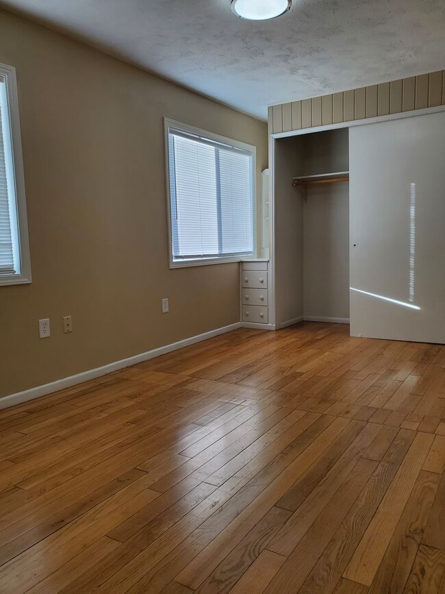 Building Photo - Charming 3 bedroom 1 bath Sheridan Park/Ma...