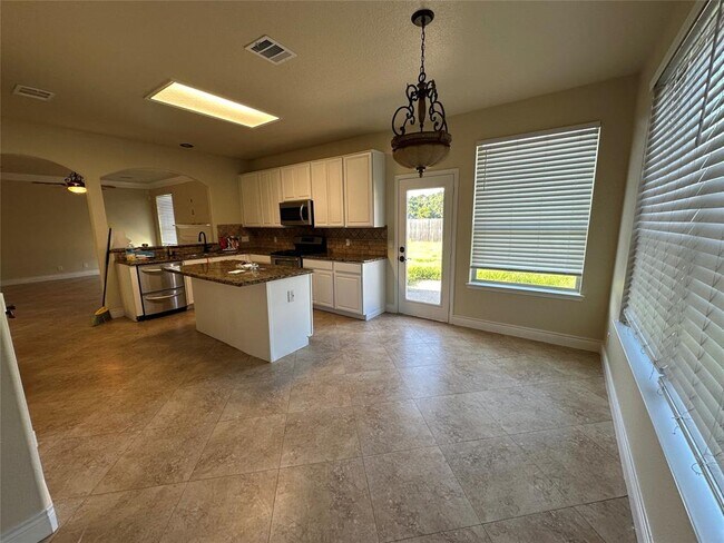 Building Photo - 5703 Saragosa Dr