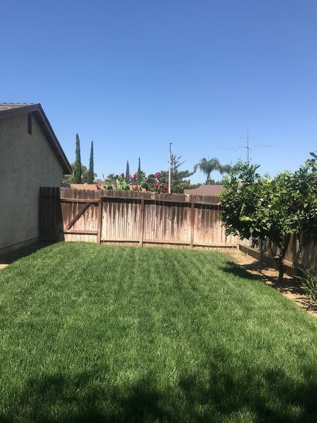 Building Photo - Grand Terrace Family Home