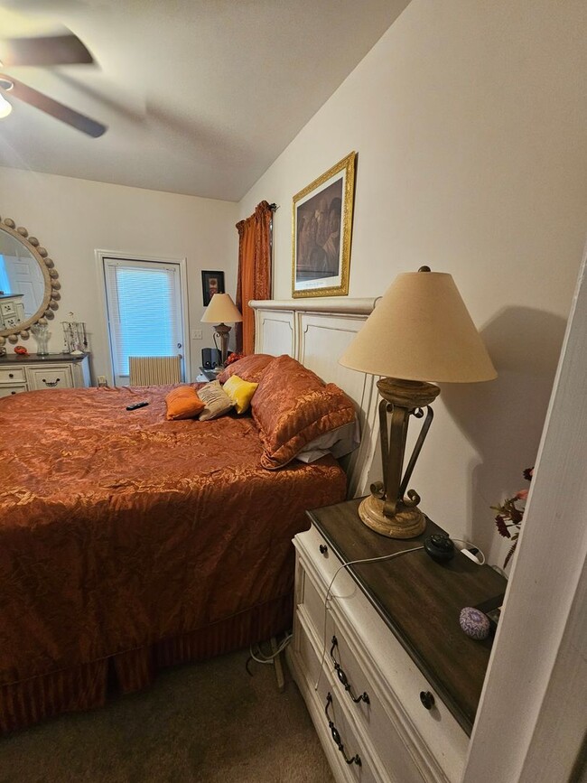 Building Photo - 3 bdrm 2.5 bath in downtown area