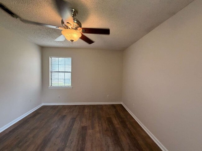 Building Photo - 2312 Creekwood Dr