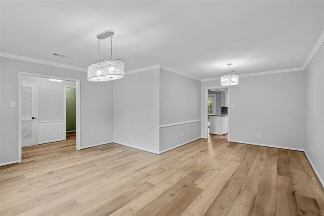 Building Photo - 5019 Oak Forest Dr
