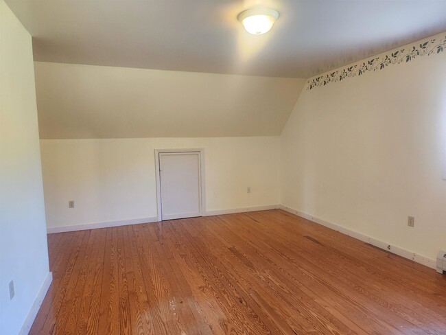 Building Photo - 109 N Hollow Rd