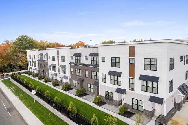 Building Photo - 635 Main St