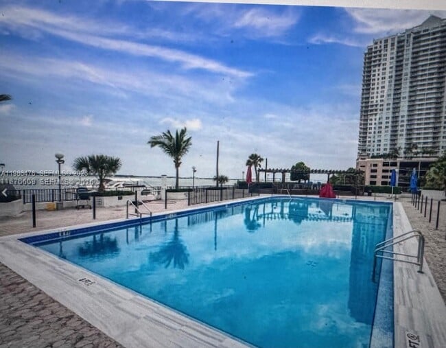 Building Photo - 999 Brickell Bay Dr