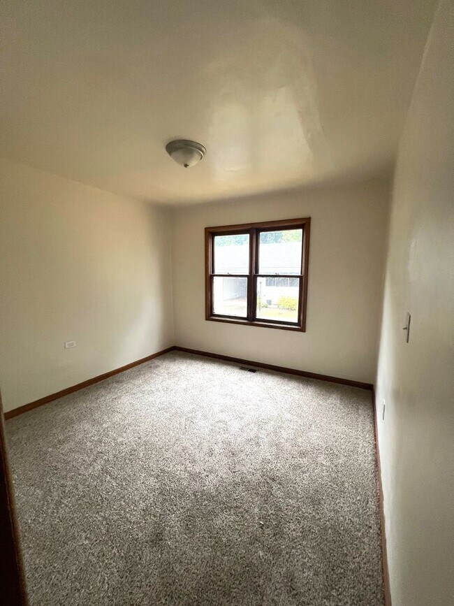 Building Photo - Rent Special: 1/2 Off First Full Months Rent