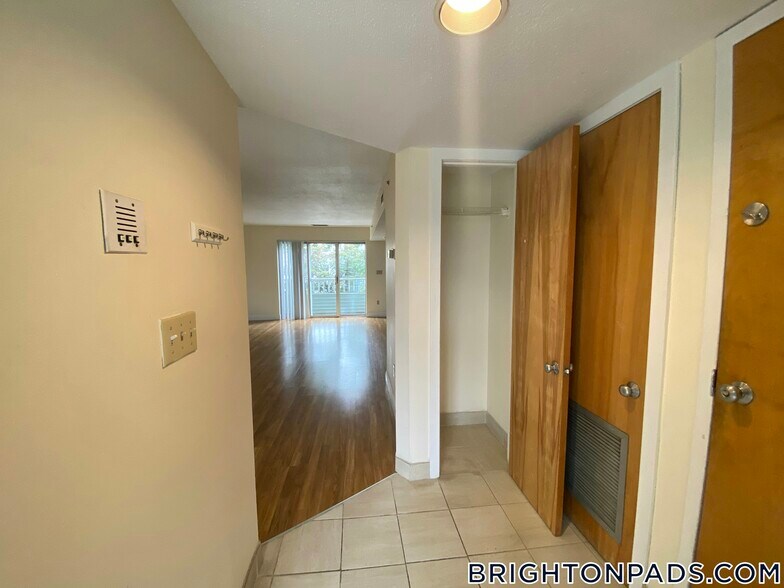 Building Photo - 140 N Beacon St