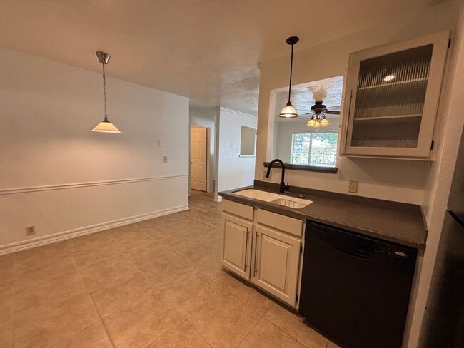 Building Photo - DARLING TOWNHOME FOR RENT!
