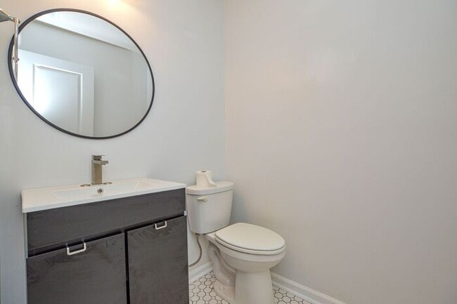 Building Photo - 2-bedroom end-unit w/ Bonus room!