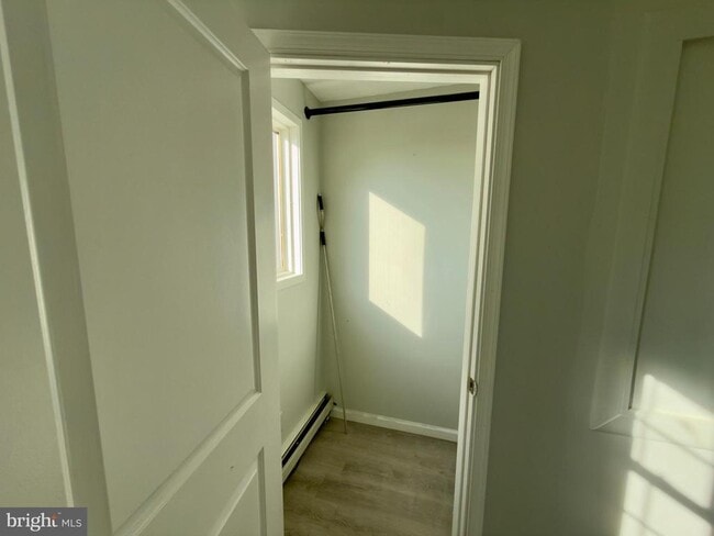 Building Photo - 422 W 6th Ave