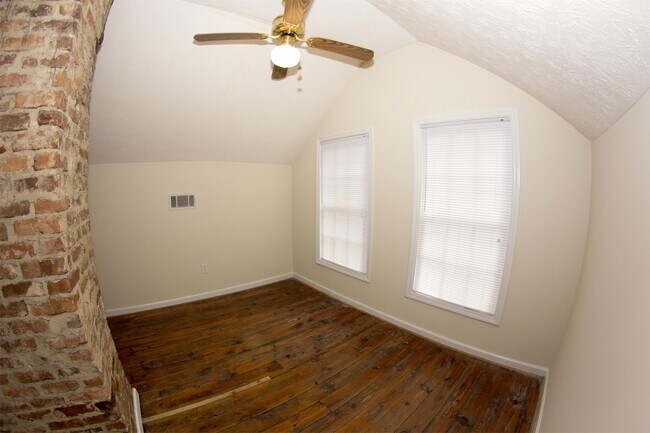 Building Photo - 287 Morton Ave