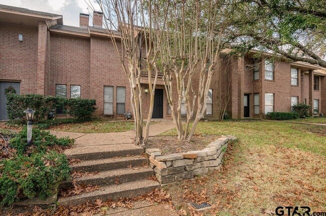 Building Photo - 5827 Hollytree Dr