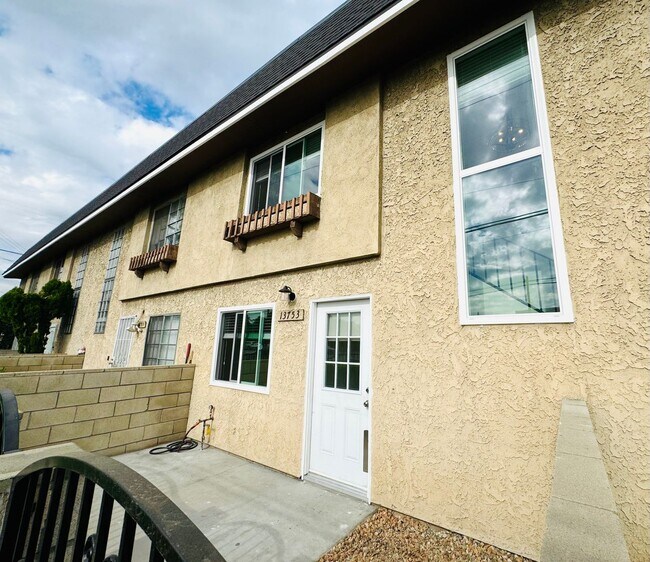 Building Photo - 3 BEDROOM HOME FOR LEASING IN Baldwin Park