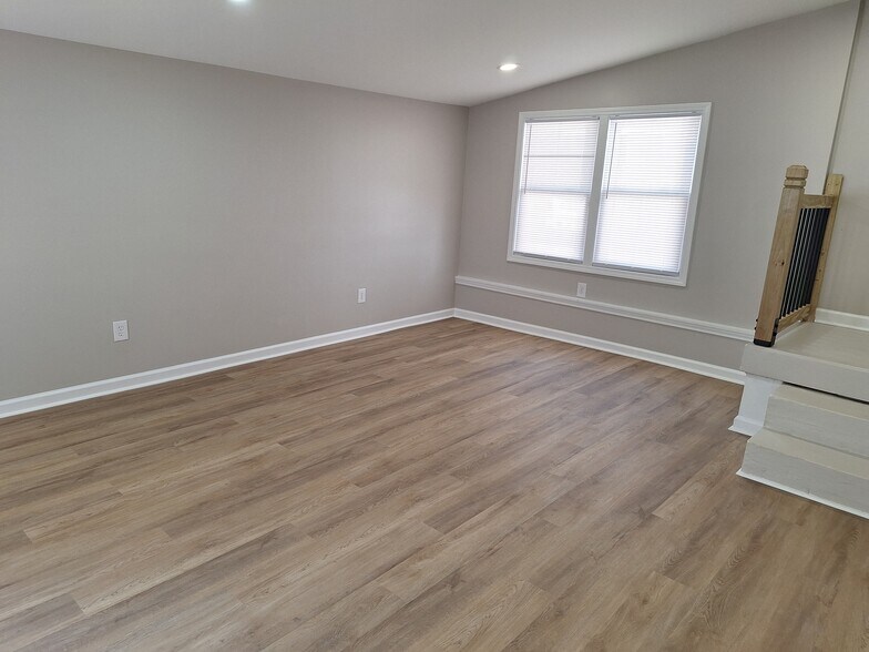 Building Photo - 700 Mial St