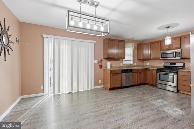 Building Photo - 334 N Oakland Ave