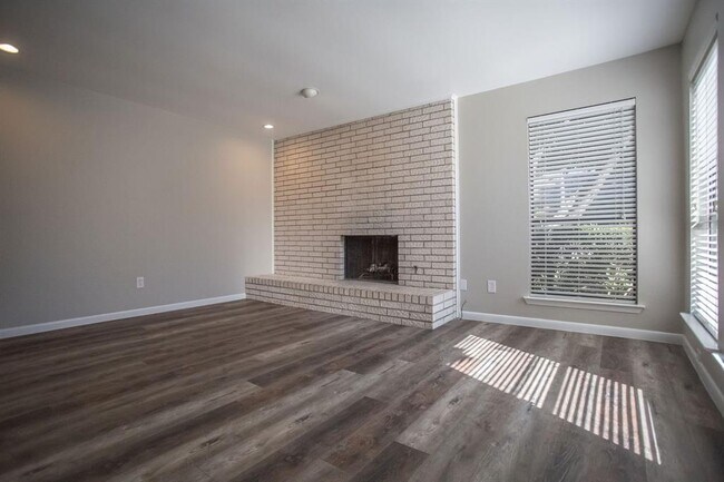 Building Photo - 2301 Mistletoe Dr