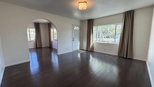 Building Photo - 1054 W Clifton Ave