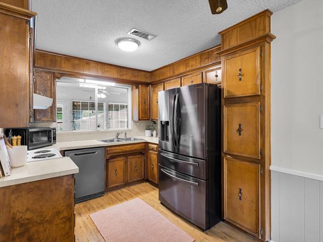 Building Photo - 1323 Hemphill Dr